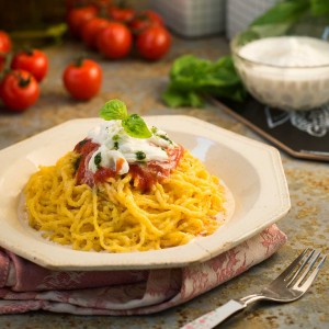 Spaghetti di polenta integrale con pomodoro stracciatella e basilico